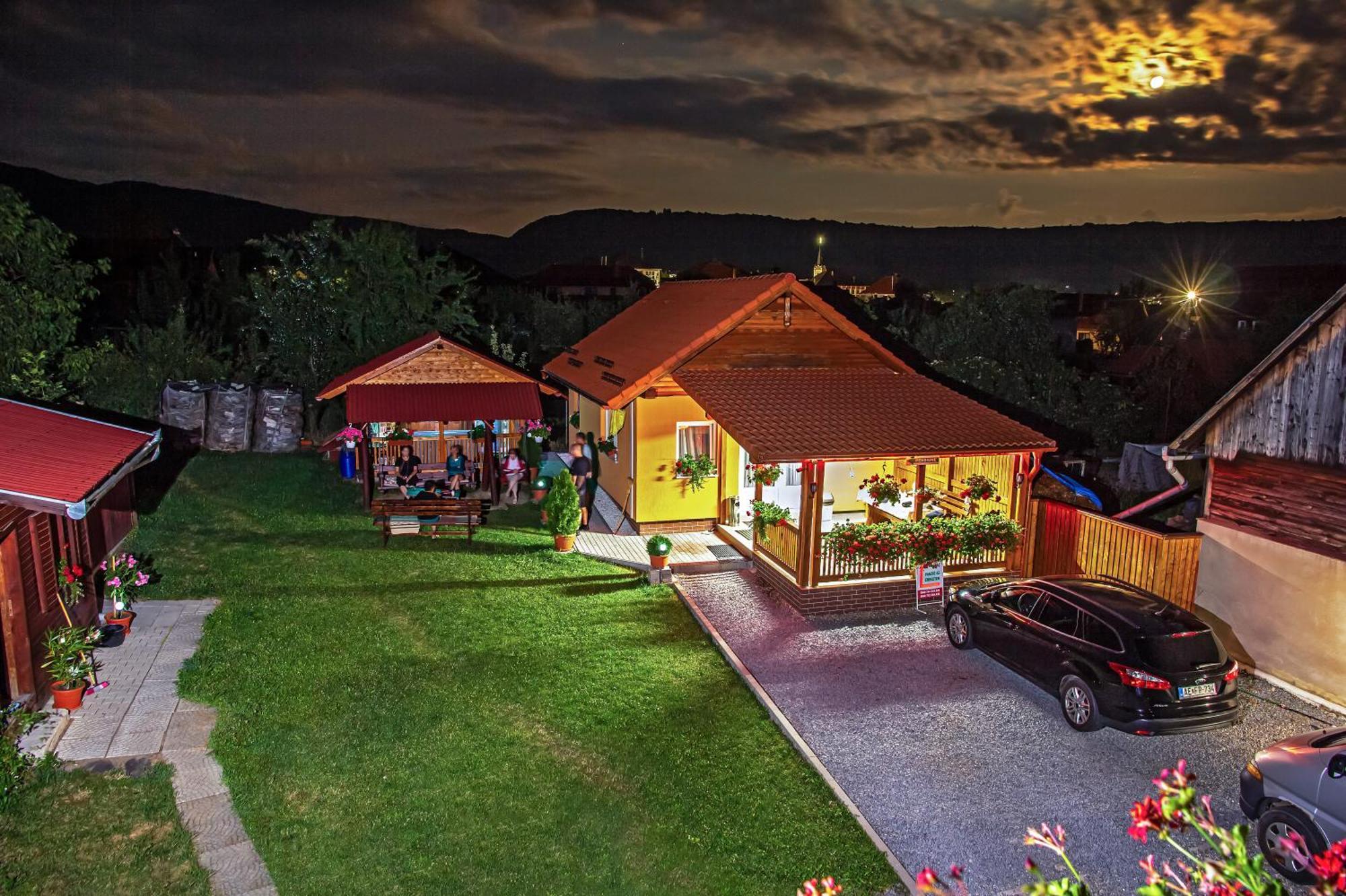 Hazanéző Panzió Acomodação com café da manhã Corund  Exterior foto