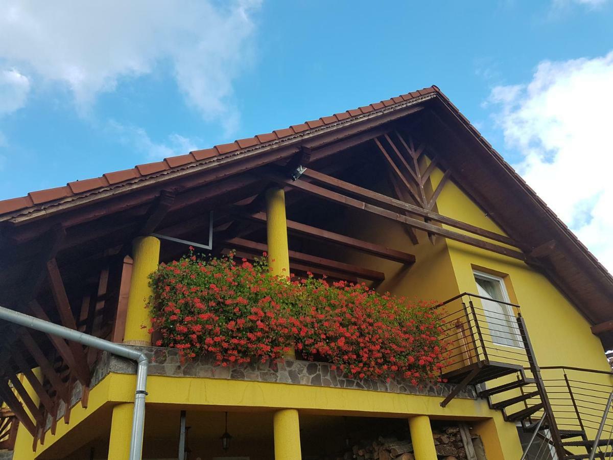 Hazanéző Panzió Acomodação com café da manhã Corund  Exterior foto